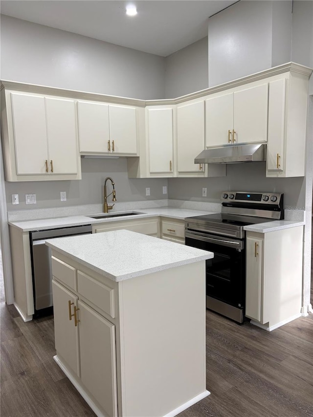 kitchen with sink, stainless steel appliances, white cabinets, and a kitchen island