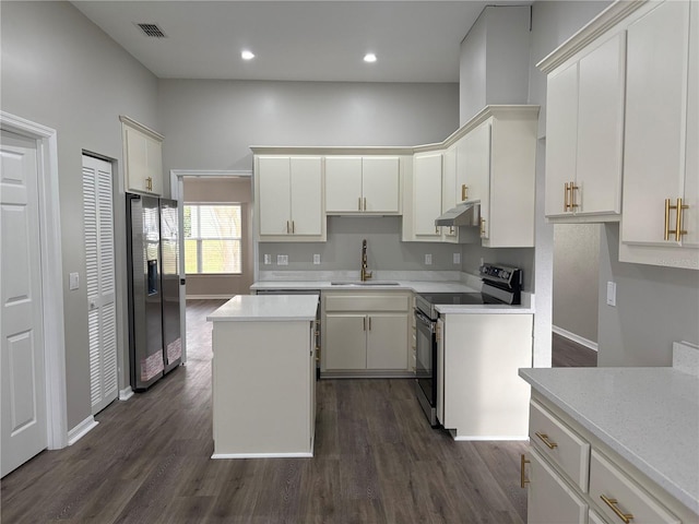 kitchen featuring sink, dark hardwood / wood-style floors, a center island, and appliances with stainless steel finishes