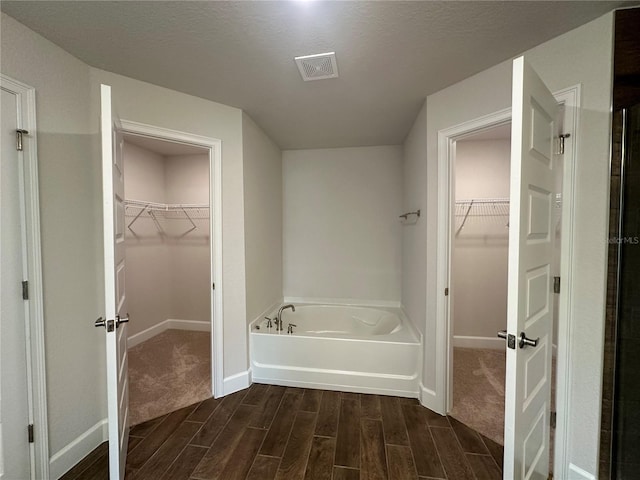 bathroom featuring a washtub