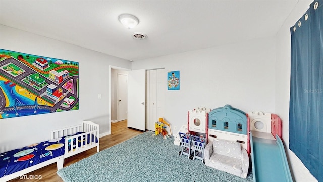 game room with hardwood / wood-style flooring