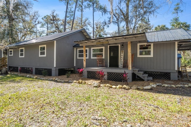 view of front of property featuring a front yard and covered porch