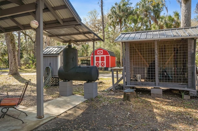 view of yard with an outbuilding