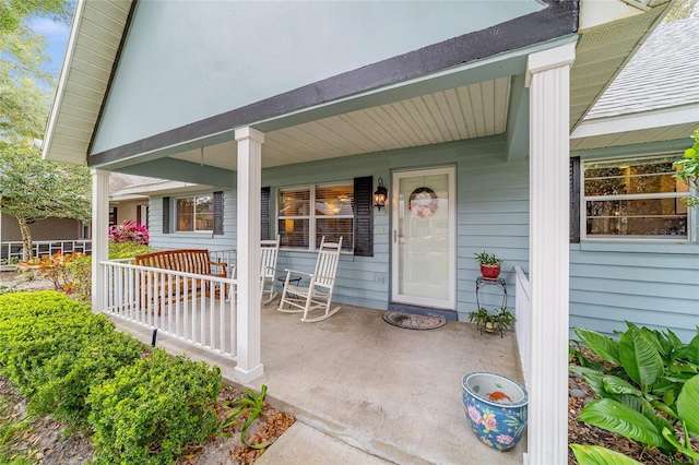 entrance to property featuring covered porch