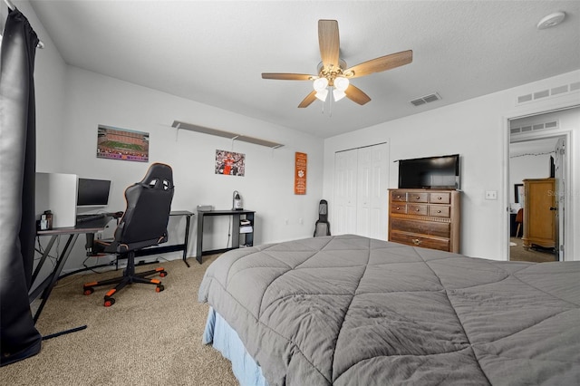 bedroom featuring light carpet, a ceiling fan, visible vents, and a closet