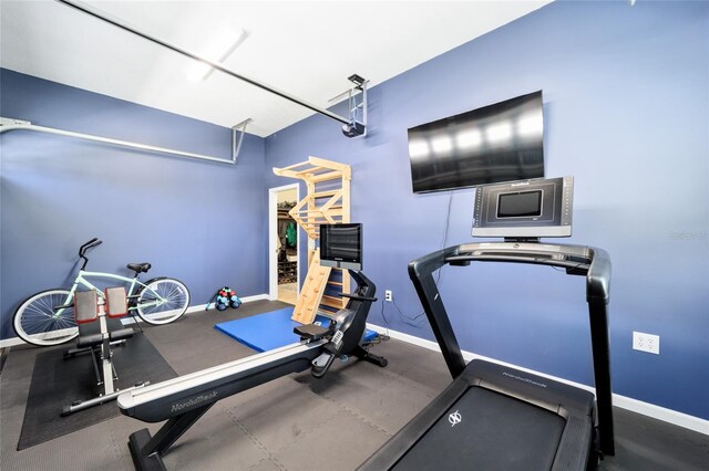 exercise area featuring baseboards
