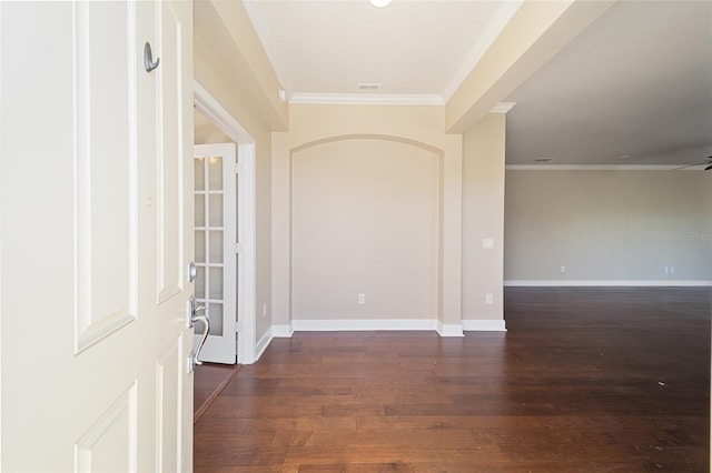 foyer entrance with dark wood-style floors, ceiling fan, ornamental molding, and baseboards