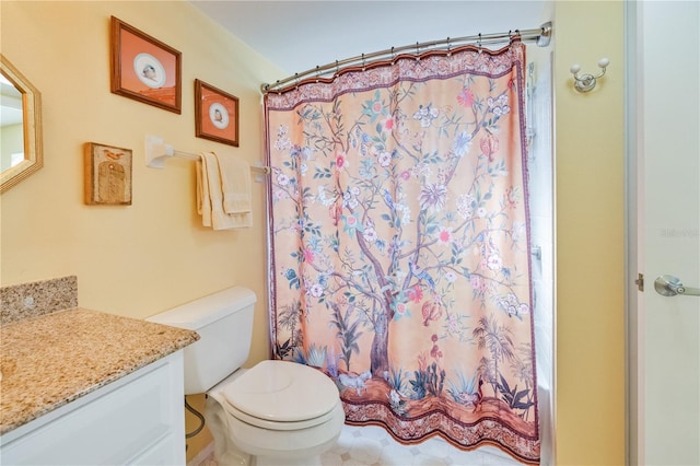 bathroom featuring a shower with shower curtain, vanity, and toilet