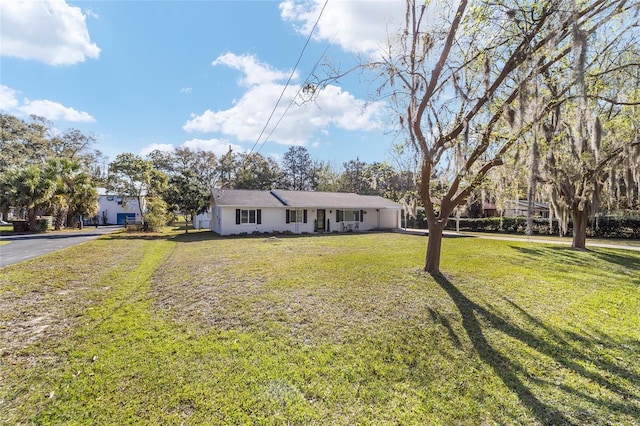 view of front of property with a front yard