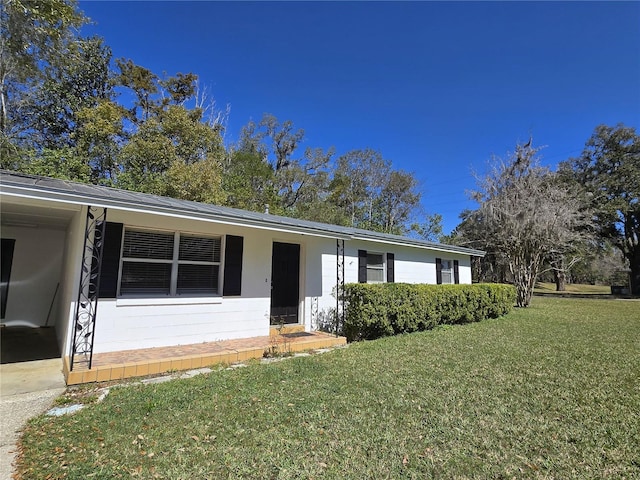 view of front of home featuring a front yard