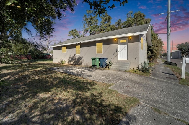 view of front facade with a lawn