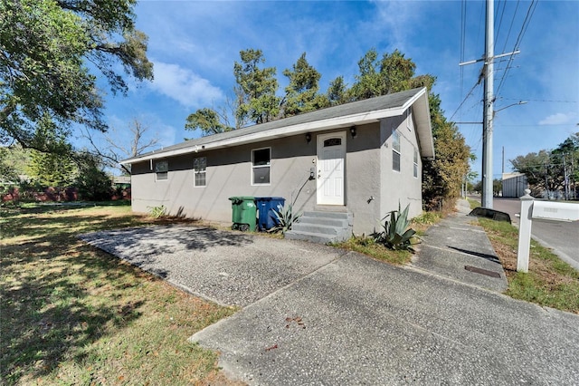 view of front of home featuring a front yard