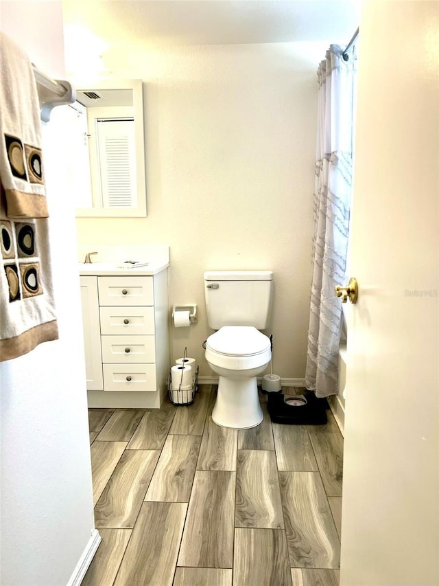 bathroom featuring toilet and shower / tub combo