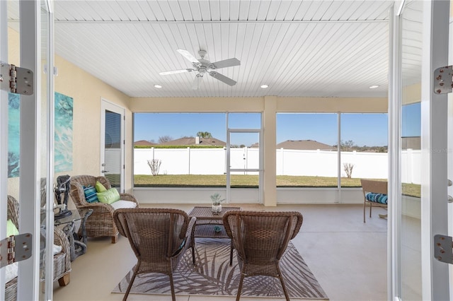 sunroom / solarium featuring a ceiling fan