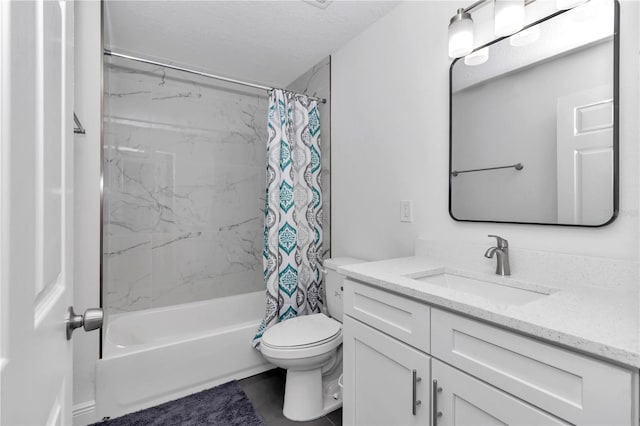 full bath with shower / tub combo with curtain, vanity, and toilet