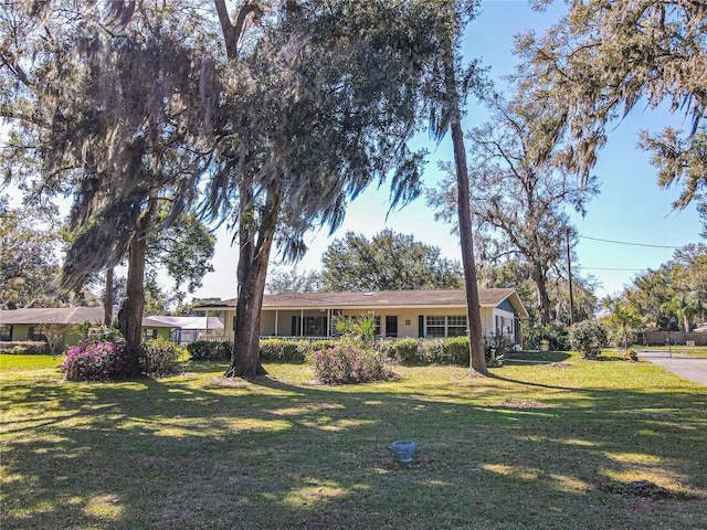 ranch-style home featuring a front lawn