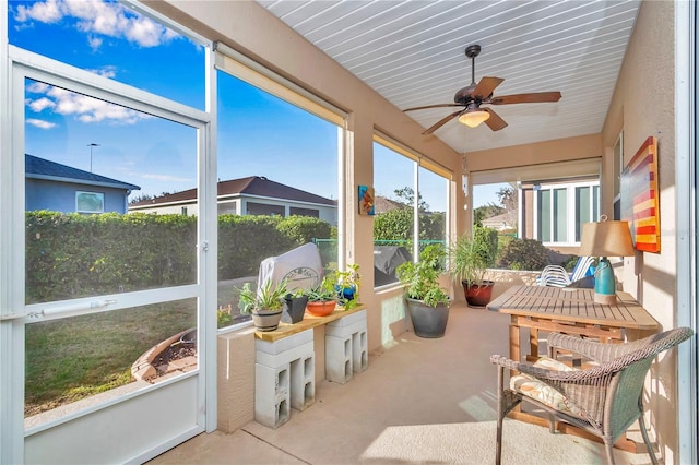 sunroom / solarium featuring a ceiling fan