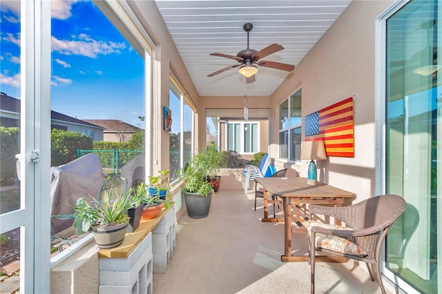 sunroom with ceiling fan