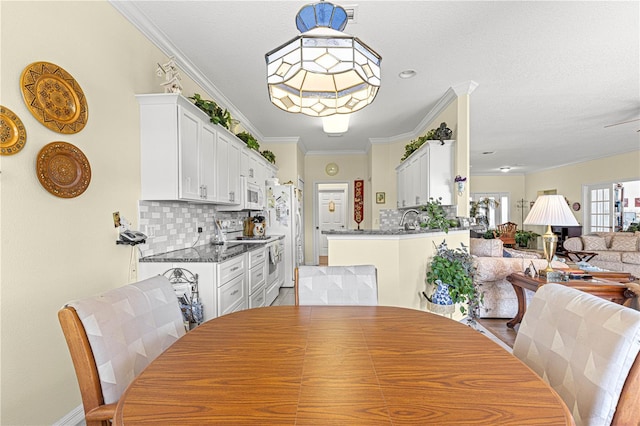 dining area with ornamental molding