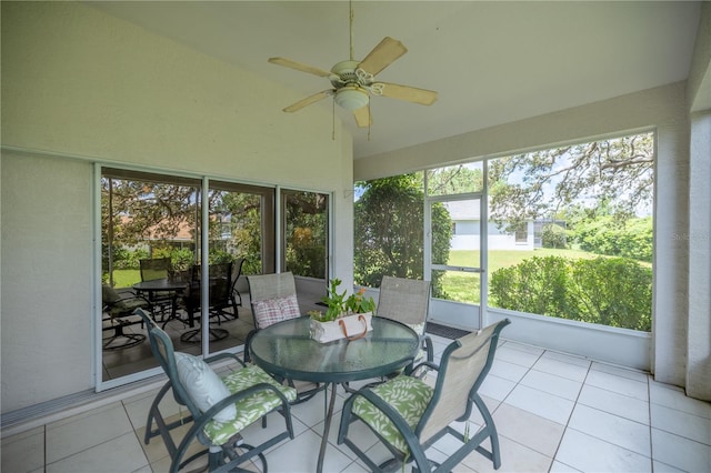 sunroom / solarium featuring a ceiling fan