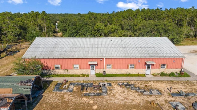 bird's eye view featuring a wooded view