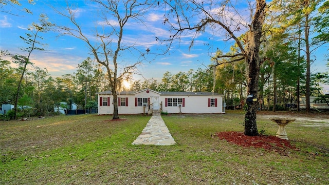 manufactured / mobile home featuring a front yard