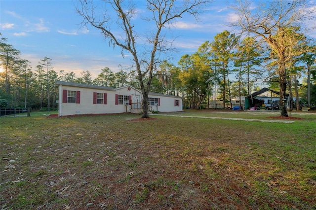 view of front of house featuring a lawn