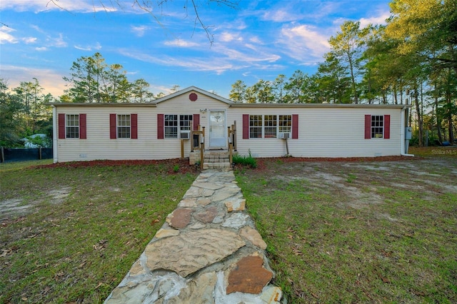 view of front facade featuring a yard