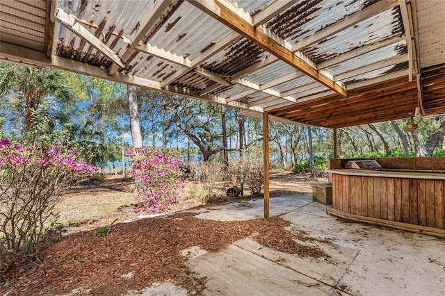 view of yard featuring a patio area, a hot tub, and a pergola