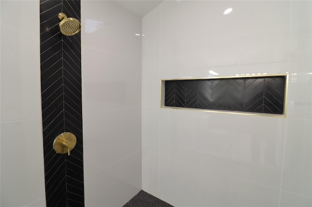 full bath with tiled shower