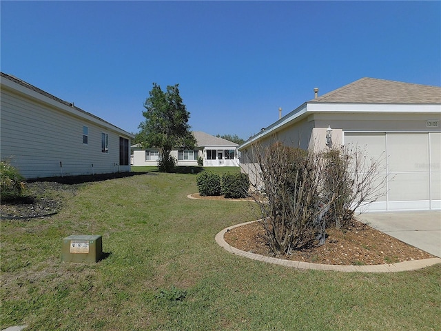 view of yard with driveway