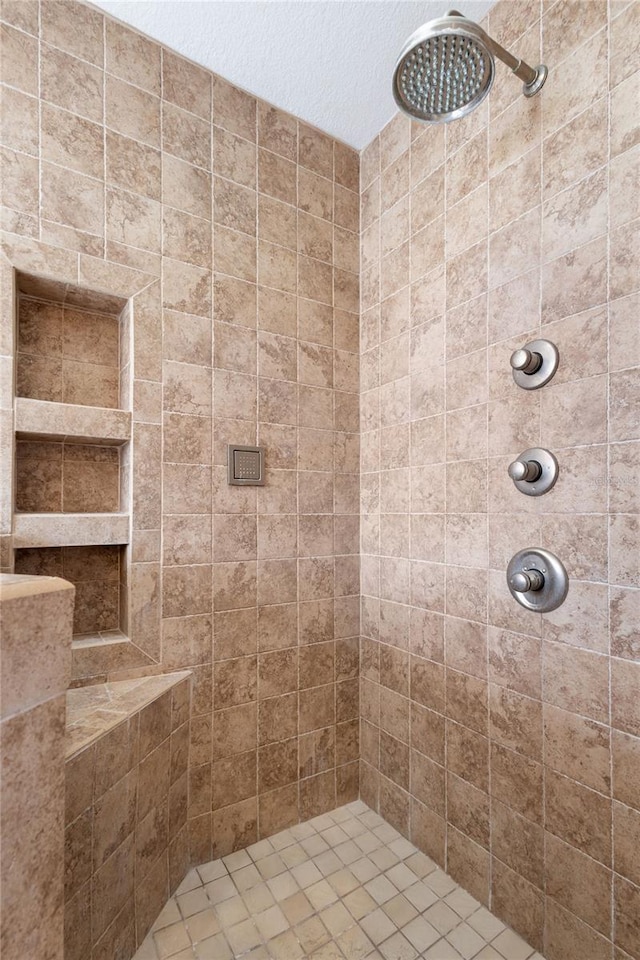 bathroom featuring a tile shower