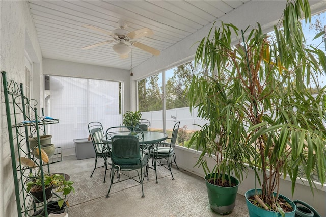 sunroom / solarium with a ceiling fan