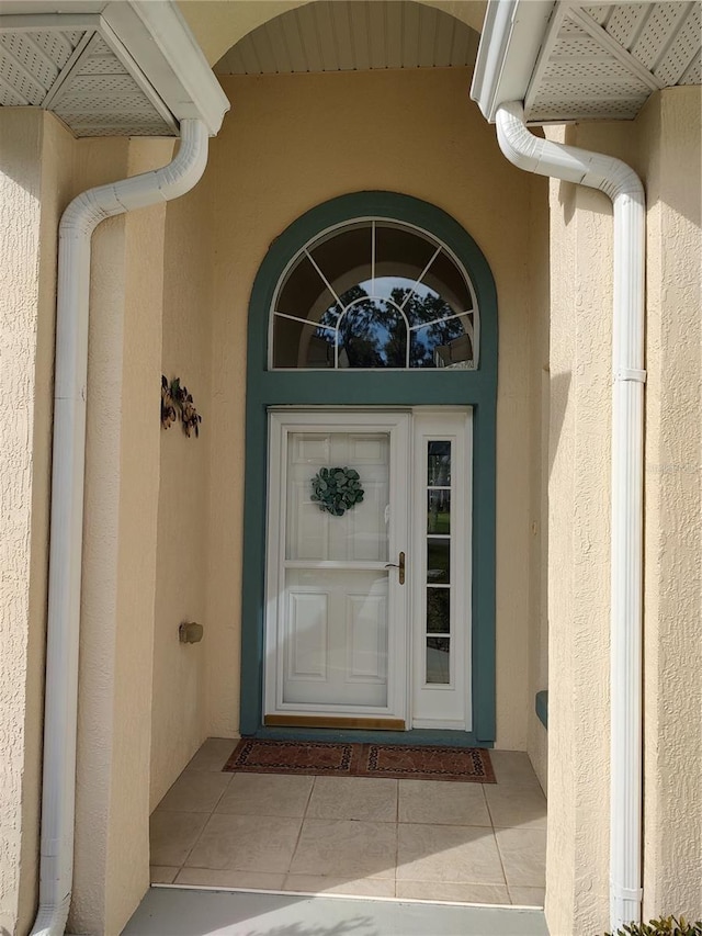 view of exterior entry with stucco siding