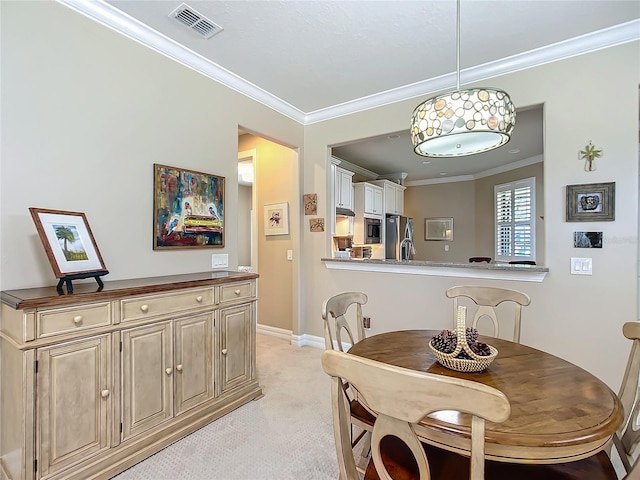 dining area with ornamental molding, visible vents, light carpet, and baseboards