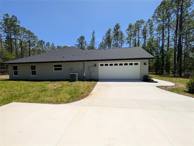 view of front of home featuring an attached garage, stucco siding, a front yard, central air condition unit, and driveway