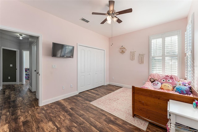 bedroom featuring baseboards, visible vents, ceiling fan, dark wood-type flooring, and a closet