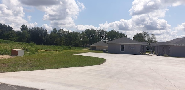 view of yard with driveway