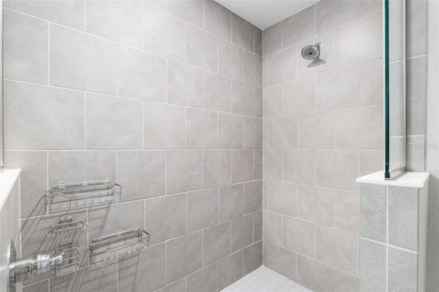 full bathroom featuring a tile shower