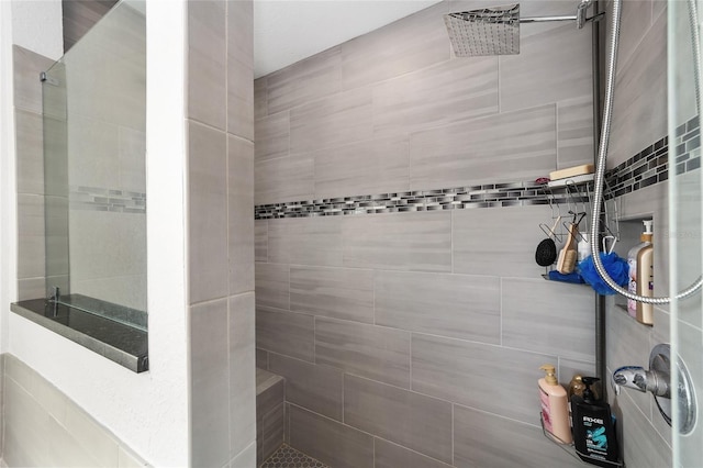 bathroom featuring a tile shower