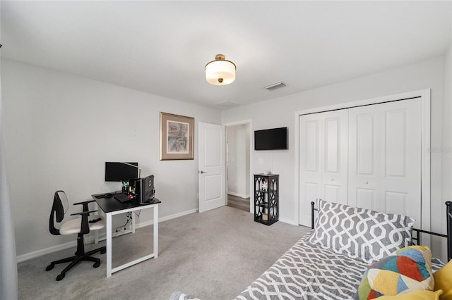 bedroom with carpet, a closet, visible vents, and baseboards