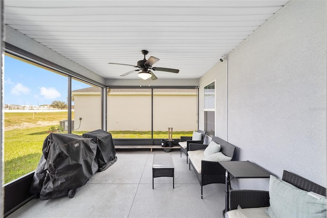 sunroom with ceiling fan