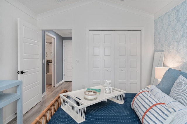 living room with lofted ceiling, ornamental molding, and wood finished floors