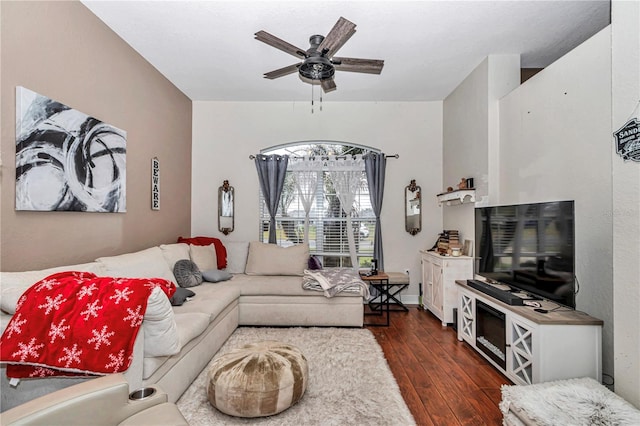 living area featuring dark wood-style flooring and ceiling fan