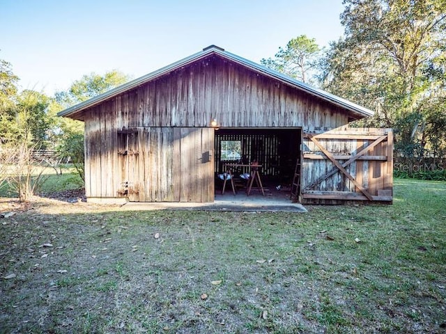 view of pole building featuring a yard