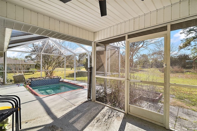 sunroom / solarium featuring ceiling fan