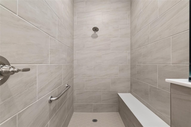 bathroom featuring a tile shower