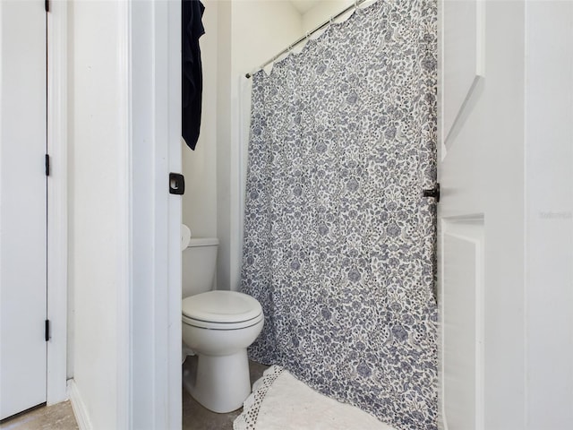 full bath featuring a shower with shower curtain and toilet