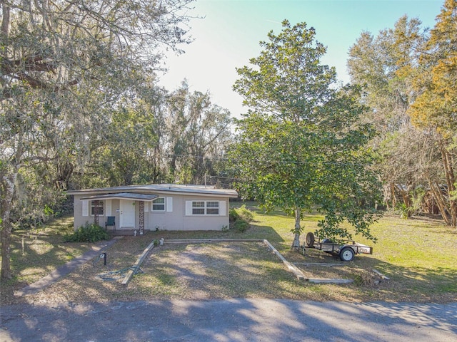 view of front of property with a front yard