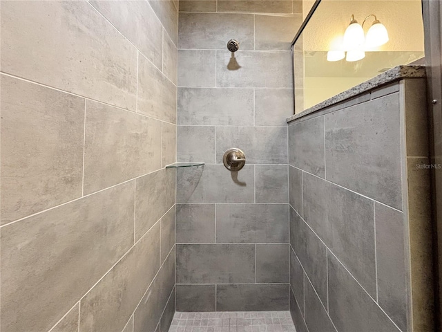 bathroom featuring a tile shower