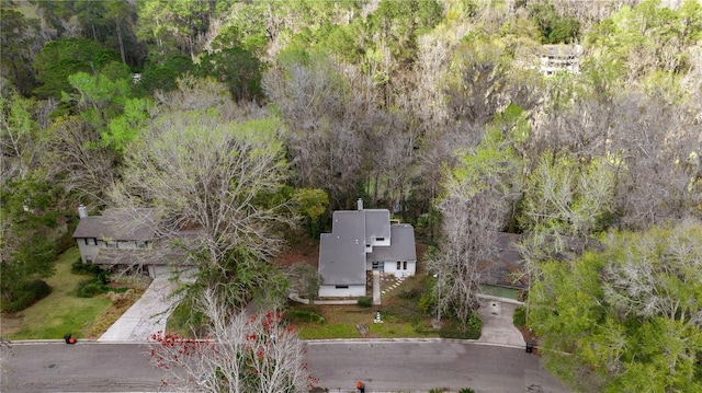 birds eye view of property featuring a wooded view